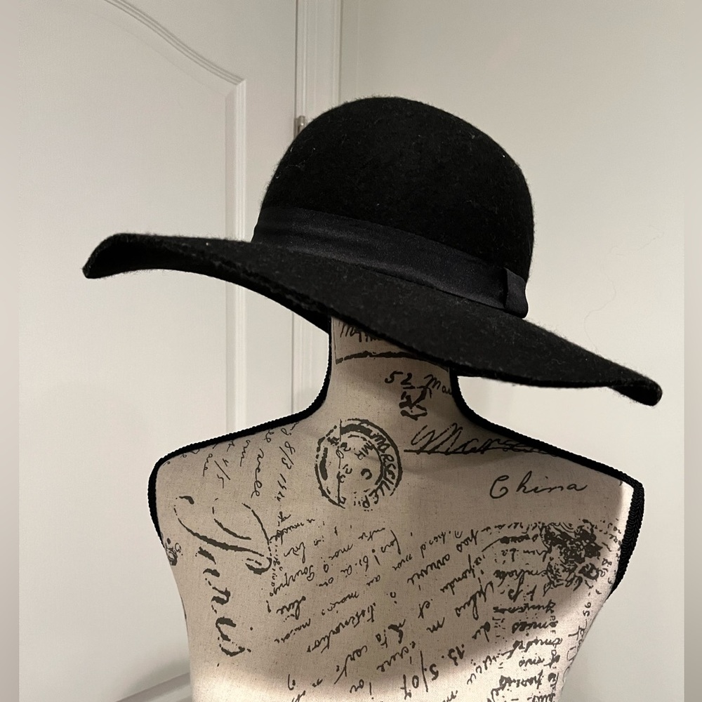 Black round hat - express